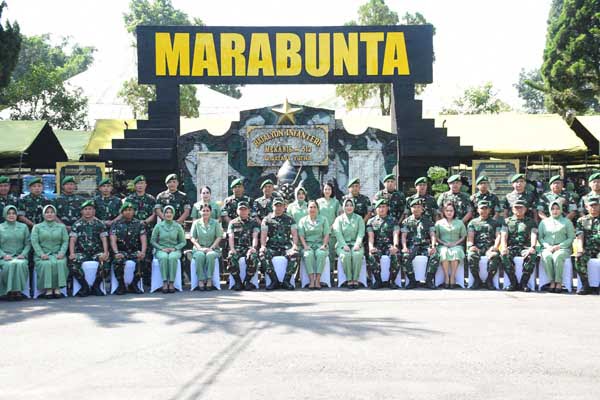 Kasad dan Ketua Umum Persit bersama Prajurit, Persit dan PNS Satuan Jajaran Malang Raya. (penrem083) - Kunjungi Yonif 512/QY, Kasad Motivasi Prajurit, Persit dan PNS Satuan Jajaran Malang Raya