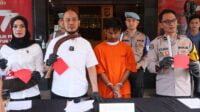 Kasat Reskrim Polresta Malang, Kompol Danang Yudanto, menunjukkan pelaku dan barang bukti dalam konferensi pers. (ws11) - Akibat Cemburu, Suami Tega Pukul dan Sabet Istri Hamil
