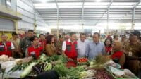 Kasdim 0833 dampingi Pj Wali Kota Malang sidak pasar jelang waisak. (ist) - Kasdim 0833 Dampingi Pj Wali Kota Malang Sidak Pasar Jelang Waisak
