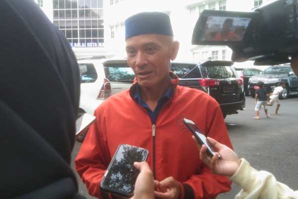 Kepala Bagian Kesra Setda Kota Malang, Achmad Mabrur bersama awak media. (ws11) - Pj Wali Kota Malang Salurkan 602 Beasiswa