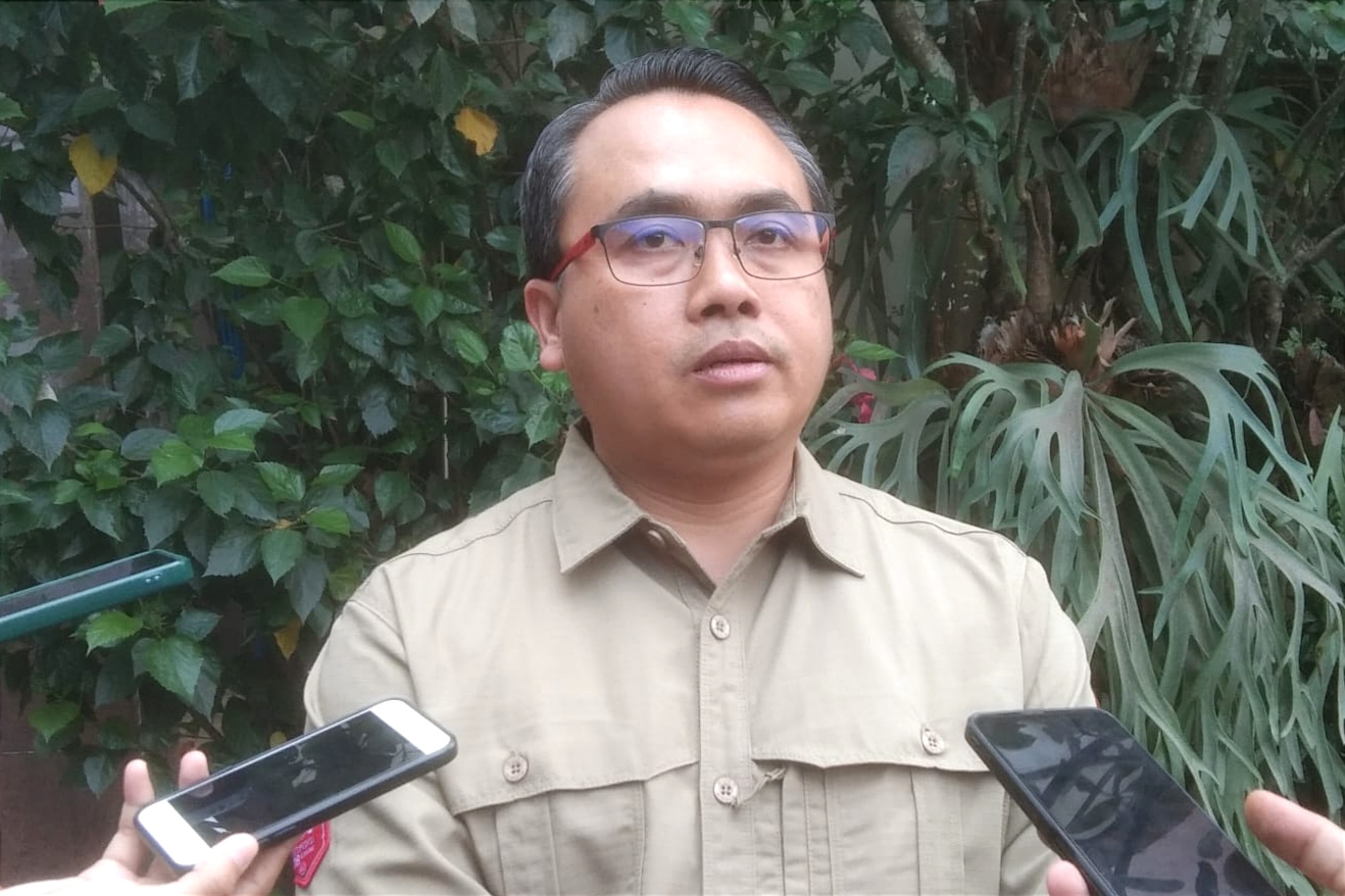 Kepala Dinas Ketenagakerjaan (Disnaker) Kota Malang, Arif Tri Sastyawan, menjawab pertanyaan awak media. (ws11) - Pj Wali Kota Malang: Perhatikan Hak Buruh!