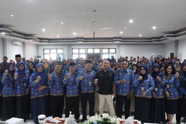 Kepala Disdikbud Kota Malang bersama seluruh peserta kepala sekolah saat sosialisasi. (ist) - Cegah Kejadian Tak Diharapkan, Disdikbud Kota Malang Sosialisasi dan Edukasi Study Tour