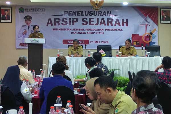 Kepala Dispussipda Kota Malang membuka agenda Penelusuran Arsip Sejarah. (rhd) - Upaya Penelusuran Arsip Sejarah, Dispussipda Kota Malang Mengalihmediakan Arsip Statis