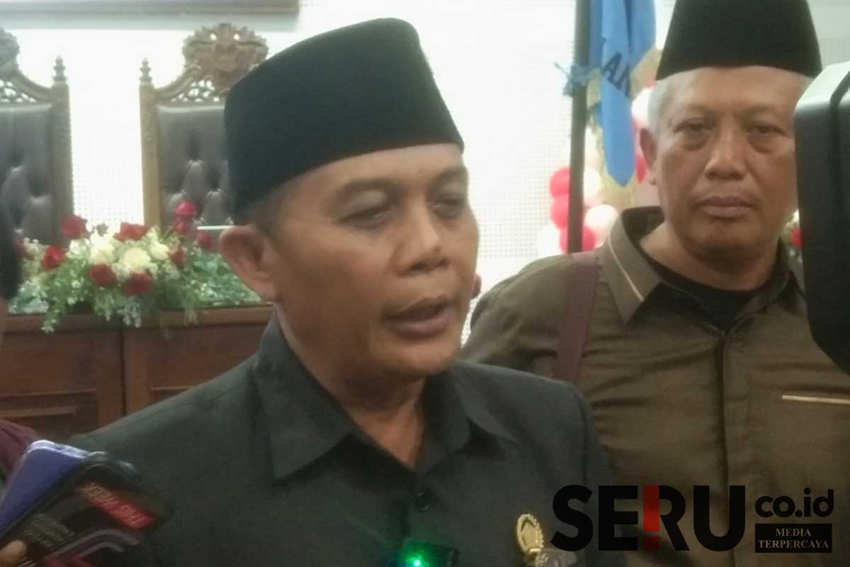 Ketua DPRD Kota Malang, I Made Riandiana Kartika SE MM menjawab awak media. (ws11) - DPRD dan Pemkot Malang Sepakat Pentingnya Perda Kota Layak Anak