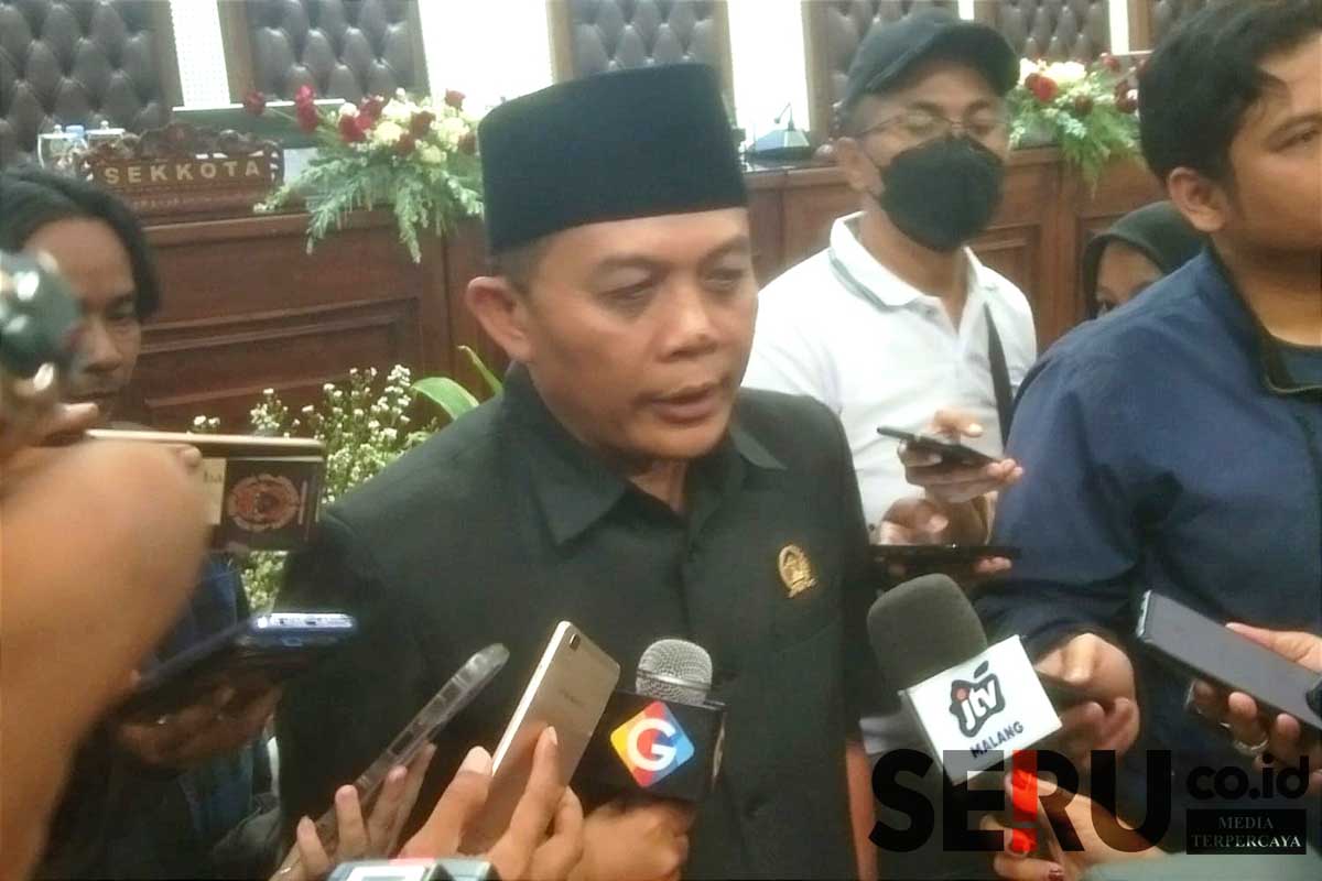 Ketua DPRD Kota Malang menjawab pertanyaan awak media. (ws11) - Pj Wali Kota Malang Bersyukur Miliki Perda Kota Layak Anak