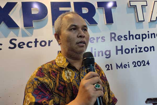 Ketua Departemen Manajemen FEB UB, Dr. Nanang Suryadi SE MM, menjawab pertanyaan awak media. (rhd) - Expert Talk Manajemen FEB UB, Hadirkan Bupati Ngawi dan Gresik Bahas Smart City