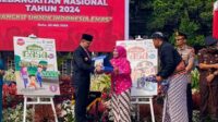 Ketua KKG Baru menyerahkan buku Pinter Basa kepada Pj. Wali Kota Batu. (Seru.co.id/dik) - Buku 'Pinter Basa' Karya 19 Guru SD, Launching pada Peringatan Harkitnas Batu