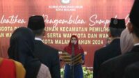 Ketua KPU Kota Malang saat memimpin pengambilan sumpah anggota PPK. (ws11) - KPU Kota Malang Resmi Lantik 25 Anggota PPK, Begini Pesan Pj Wali Kota