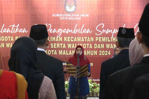 Ketua KPU Kota Malang saat memimpin pengambilan sumpah anggota PPK. (ws11) - KPU Kota Malang Resmi Lantik 25 Anggota PPK, Begini Pesan Pj Wali Kota