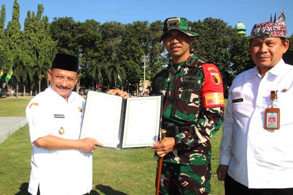 Kodim 0823, Bupati dan Sekda Situbondo penandatanganan berita acara TMMD. (penrem083) - Darma Bakti TMMD Ke-120 Mewujudkan Percepatan Pembangunan di Wilayah
