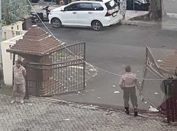 Kondisi bagian depan DPRD Jember pasca kericuhan. (Seru.co.id/amb) - Demo GMNI di Jember Ricuh, Massa Rusak Pagar DPRD dan Terlibat Aksi Dorong dengan Polisi
