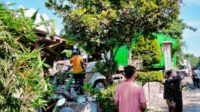 Kondisi truk tronton menabrak sebuah warung makan di Jalan Raya Pantura Situbondo, tepatnya di Jalan Raya Desa Klatakan, Kecamatan Kendit, Rabu (22/5/2024). (Seru.co.id/aza) - Diduga Sopir Mengantuk, Truk Tronton Tabrak Warung Makan Tewaskan Pemiliknya
