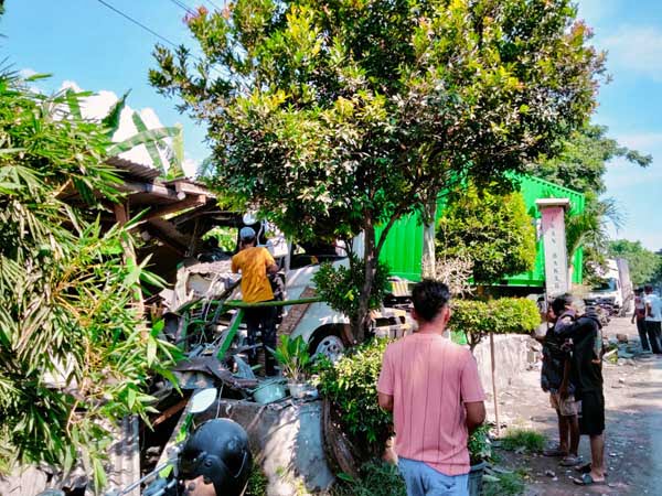 Kondisi truk tronton menabrak sebuah warung makan di Jalan Raya Pantura Situbondo, tepatnya di Jalan Raya Desa Klatakan, Kecamatan Kendit, Rabu (22/5/2024). (Seru.co.id/aza) - Diduga Sopir Mengantuk, Truk Tronton Tabrak Warung Makan Tewaskan Pemiliknya