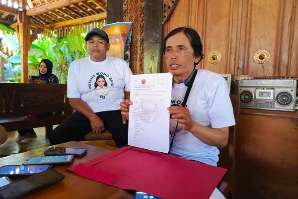 Koordinator Relawan KD, Yani Andoko menunjukkan formulir untuk KD. (Seru.co.id/dik) - Relawan "Konco Kampung" Krisdayanti Inisiatif Ambil Formulir Pendaftaran Cawali untuk KD
