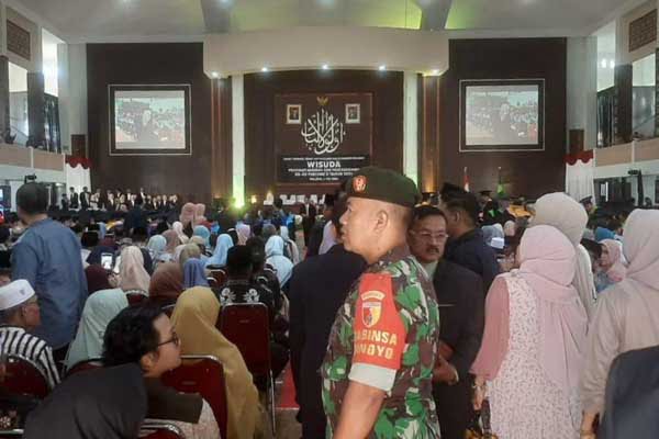 Koramil 0833/Lowokwaru monitoring wisuda UIN Maulana Malik Ibrahim. (ist) - Koramil Lowokwaru Monitoring Wisuda UIN Maulana Malik Ibrahim