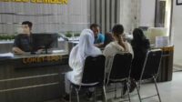 Korban saat melapor ke Mapolres Jember. (amb) - Seorang Fotografer di Jember Diduga Lecehkan Beberapa Model Saat Sesi Foto