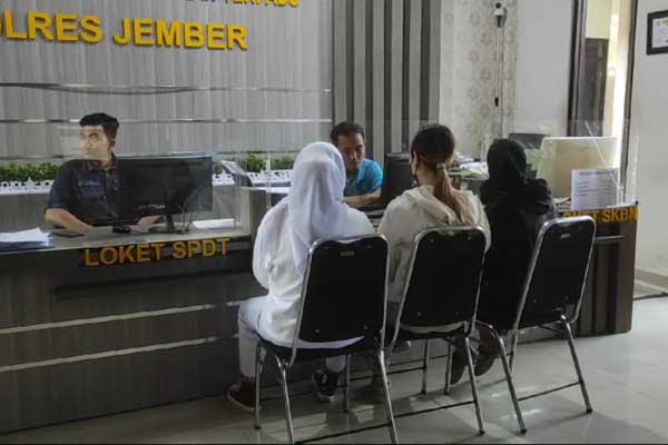 Korban saat melapor ke Mapolres Jember. (amb) - Seorang Fotografer di Jember Diduga Lecehkan Beberapa Model Saat Sesi Foto