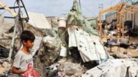 Korban selamat dari serangan Israel di Rafah, mengutuk dan menyesalkan atas tewasnya anggota keluarga mereka. (ist) - Israel Serang Kamp Pengungsian di Rafah, 45 Orang Tewas Mayoritas Anak-Anak dan Wanita