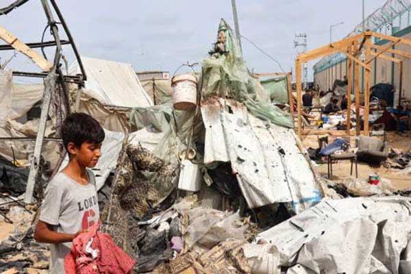 Korban selamat dari serangan Israel di Rafah, mengutuk dan menyesalkan atas tewasnya anggota keluarga mereka. (ist) - Israel Serang Kamp Pengungsian di Rafah, 45 Orang Tewas Mayoritas Anak-Anak dan Wanita