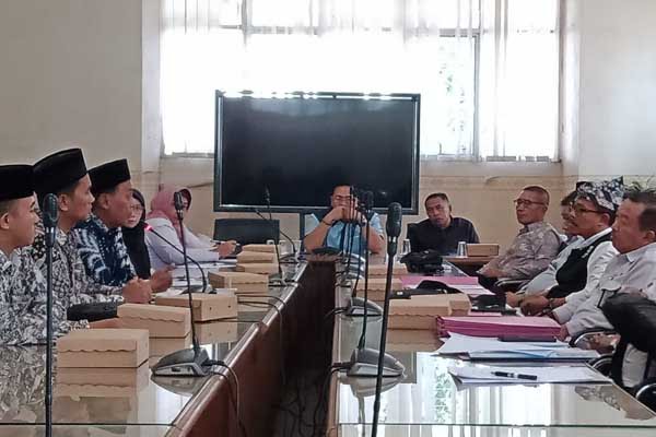 LBH Mitra Santri audiensi ke Kantor Dewan Perwakilan Rakyat Daerah (DPRD) Kabupaten Situbondo, Rabu (8/5/2024). (Seru.co.id/aza) - LBH Mitra Santri Audensi dengan DPRD Terkait Pencabutan Izin Karaoke