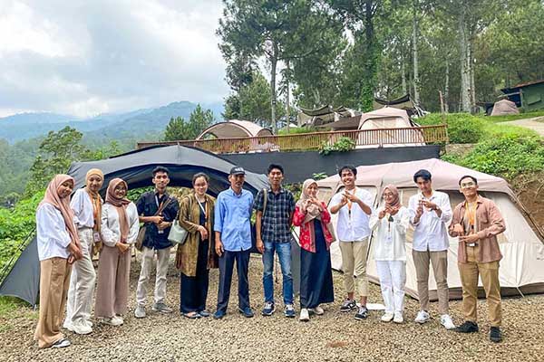 Pitching Praktikum Public Relations dan Manajemen Event, Kelompok Axiomatic Creative Bersama Batu Campsite (Foto: Dokumentasi Pribadi) - Langkah Bersama Ilmu Komunikasi UMM Dengan Batu Campsite dalam Perencanaan Event