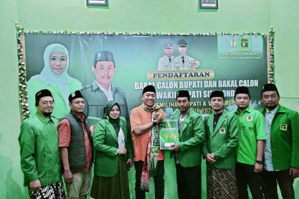 Mas Rio Patennang melamar ke DPC PPP Situbondo, Jawa Timur diantar ribuan pendukungnya, Minggu (19/5/2024). (Seru.co.id/aza) - Rio Patennang Daftar ke DPC PPP diiringi Ribuan Pendukungnya
