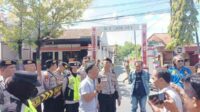 Massa aksi saat melakukan demontrasi di halaman Polres Pamekasan. (Seru.co.id/udi) - Dugaan Pemotongan Gaji KPPS, Polres Pamekasan Belum Munculkan Nama Tersangka