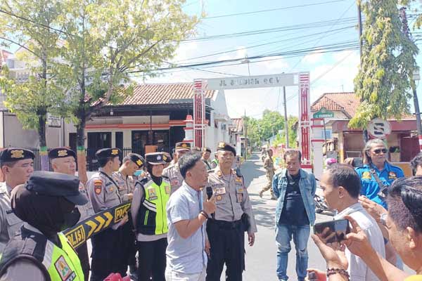 Massa aksi saat melakukan demontrasi di halaman Polres Pamekasan. (Seru.co.id/udi) - Dugaan Pemotongan Gaji KPPS, Polres Pamekasan Belum Munculkan Nama Tersangka