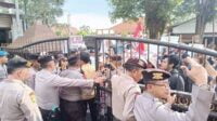 Massa demonstran yang terlibat aksi kericuhan dengan aparat. (Seru.co.id/amb) - Demo GMNI di Jember Ricuh, Massa Rusak Pagar DPRD dan Terlibat Aksi Dorong dengan Polisi