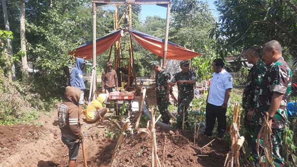 Mayor Inf. Wahono tinjau kegiatan TMMD ke-120 Kodim 0823 Situbondo di Desa Jatisari, Kecamatan Arjasa, Kabupaten Situbondo, Jawa Timur, Rabu (8/5/2024). (Seru.co.id/aza) - TMMD ke-120, Kasiter Korem 083/Bdj Tinjau Desa Terpencil di Situbondo