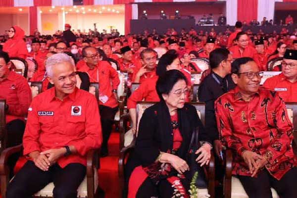 Megawati bersama Ganjar dan Mahfud MD saat Rakernas V. (ist) - Pidato Politik di Rakernas V, Megawati Singgung Kerusakan Demokrasi dan MK