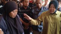 Menteri Sosial Tri Rismaharini saat mendatangi rumah Umi Kulsum di Pamekasan. (Seru.co.id/udi) - Usai Viral di Media Sosial, Mensos RI Datangi Rumah Warga yang Nyaris Roboh di Pamekasan