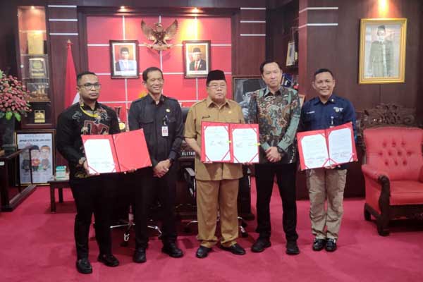 MoU kerja sama diteken langsung oleh Rektor ITN Malang, Wali Kota Blitar, Kepala Dinas Kebudayaan dan Pariwisata Kota Blitar dan Kepala LPPK ITN Malang di Kota Blitar, Selasa (8/5/2024). (ist) - ITN Malang Jajaki Kerja Sama dengan Pemkot Blitar dalam Peningkatan Pariwisata