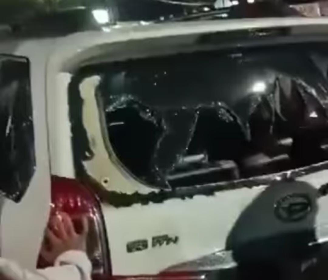 Mobil Xenia di Jember Jadi Sasaran Amuk Massa Usai Tabrak Motor Petugas Polisi