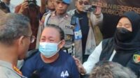 Neneng Komala Dewi menangis tak berdaya saat diamankan pihak kepolisian. (ist) - Cemburu Buta, Ibu Rekam Putrinya Disetubuhi Hingga Hamil