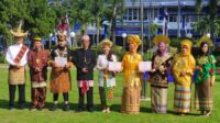 Pada dosen yang mengenakan pakaian adat terbaik bersama jajaran Direktur dan Wakil Direktur Polinema. (rhd) - Peringati Hardiknas dan Perjalanan Merdeka Belajar, Sivitas Polinema Kompak Kenakan Pakaian Adat