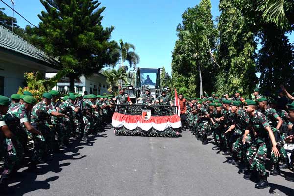 Pangdam V/Brw pastikan kesiapan personel dan perlengkapan Satgas Yon Zipur 5/ABW. (penrem083) - Pangdam V/Brw Pastikan Kesiapan Personel dan Perlengkapan Satgas Yon Zipur 5/ABW