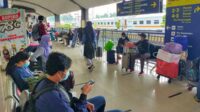 Para penumpang yang tengah berjalan selepas turun dari kereta api. (ist) - Libur Waisak dan Cuti Bersama Penumpang KAI Daop 8 Surabaya Meningkat