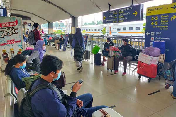 Para penumpang yang tengah berjalan selepas turun dari kereta api. (ist) - Libur Waisak dan Cuti Bersama Penumpang KAI Daop 8 Surabaya Meningkat
