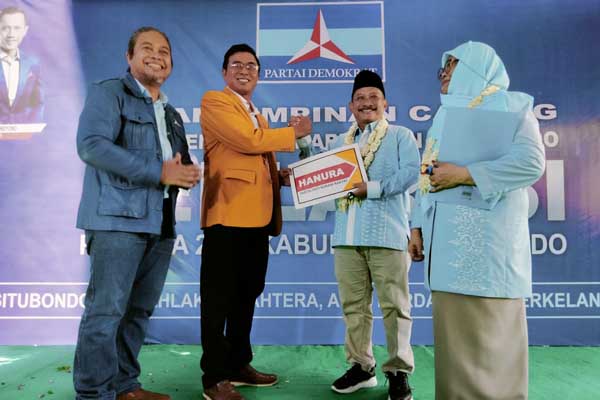 Partai Demokrat dan Hanura deklarasi Usung pasangan Karunia jilid II sebagai Cabup dan Cawabup di Pilkada Situbondo 2024, Sabtu (11/5/2024). (Seru.co.id/aza) - Demokrat dan Hanura Deklarasi Usung Pasangan Karna-Khoirani di Pilkada Situbondo 2024