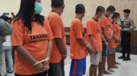 Pasangan suami istri dihadirkan saat konferensi pers di Polres Pamekasan. (Seru.co.id/udi) - Terlibat Kasus Curanmor, Pasutri Diamankan Polres Pamekasan