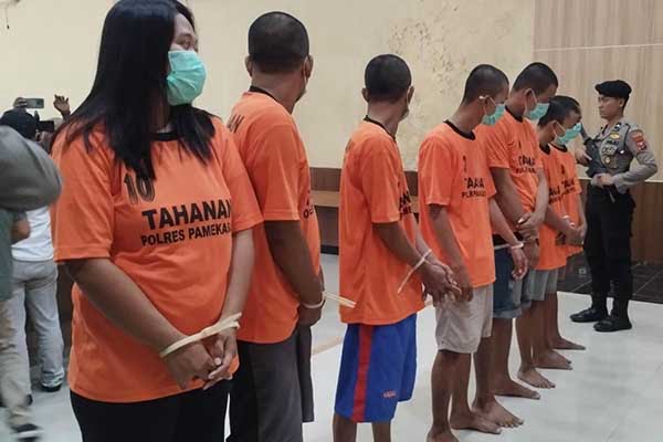 Pasangan suami istri dihadirkan saat konferensi pers di Polres Pamekasan. (Seru.co.id/udi) - Terlibat Kasus Curanmor, Pasutri Diamankan Polres Pamekasan