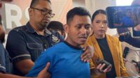 Pegi Setiawan alias Perong, memaksa berbicara saat konferensi pers. (ist) - Polda Jabar Sebut DPO Satu, Pegi: Saya Bukan Pelaku Rela Mati