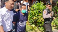 Pelaku pemerkosaan saat dibawa pihak Polres Pamekasan. (Seru.co.id/udi) - Diperkosa Sejak Usia 14 Tahun, Wanita Asal Pamekasan Melahirkan Bayi Laki-laki