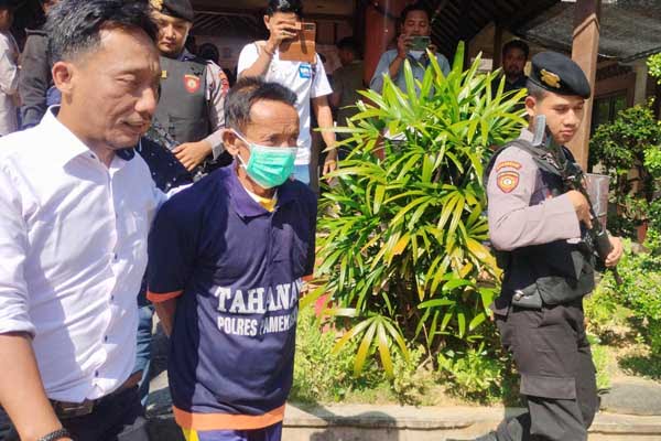 Pelaku pemerkosaan saat dibawa pihak Polres Pamekasan. (Seru.co.id/udi) - Diperkosa Sejak Usia 14 Tahun, Wanita Asal Pamekasan Melahirkan Bayi Laki-laki