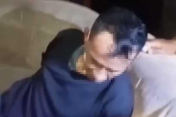 Pelaku saat diamankan warga setempat. (ist) - Terhimpit Ekonomi, Pria Dampit Satroni Rumah Warga Curi Kebutuhan Rumah Tangga