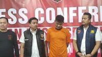 Pelaku terpaksa ditembak kakinya saat diamankan pihak kepolisian. (ist) - Tak Direstui, Pria Tusuk Imam Musala saat Berwudu Hingga Meninggal
