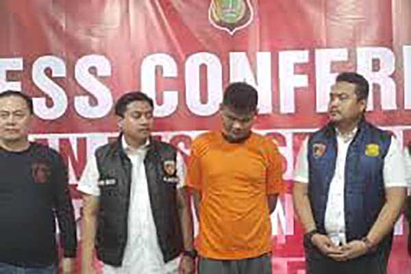 Pelaku terpaksa ditembak kakinya saat diamankan pihak kepolisian. (ist) - Tak Direstui, Pria Tusuk Imam Musala saat Berwudu Hingga Meninggal