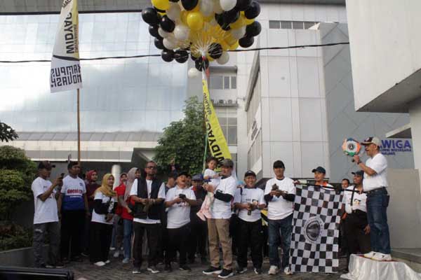 Pemberangkatan peserta Fun Walks oleh Rektor UWG. (ist) - Rayakan Dies Natalis 53, UWG Jalin Kebersamaan dengan Fun Walks