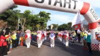 Ribuan Guru Di Batu Turun ke Jalan Dengan Kostum Unik, Ternyata Ini!